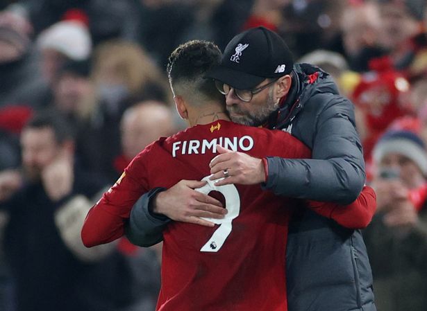 Roberto Firmino si toglie la maglia numero 9 per salutare il Liverpool